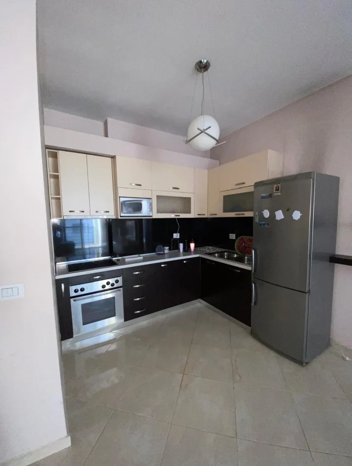Tirane, jepet me qera apartament 2+1+Ballkon Kati 5, 95 m² 500 € (Rruga 3 Dëshmorët)