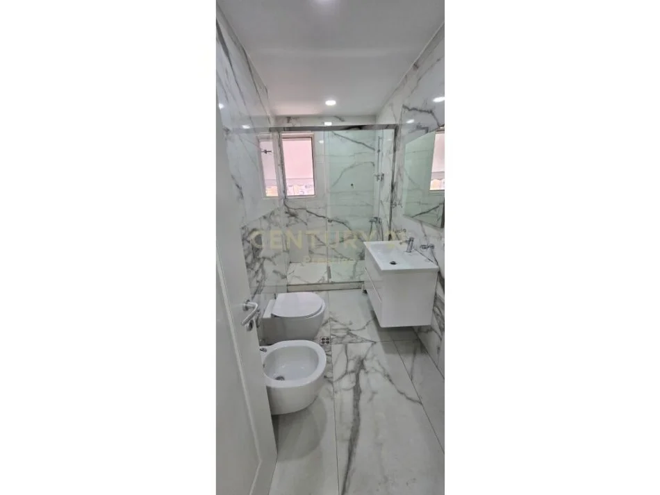 Tirane, shes apartament 2+1 Kati 3, 83 m² 158.000 € (Tek ish Parku)