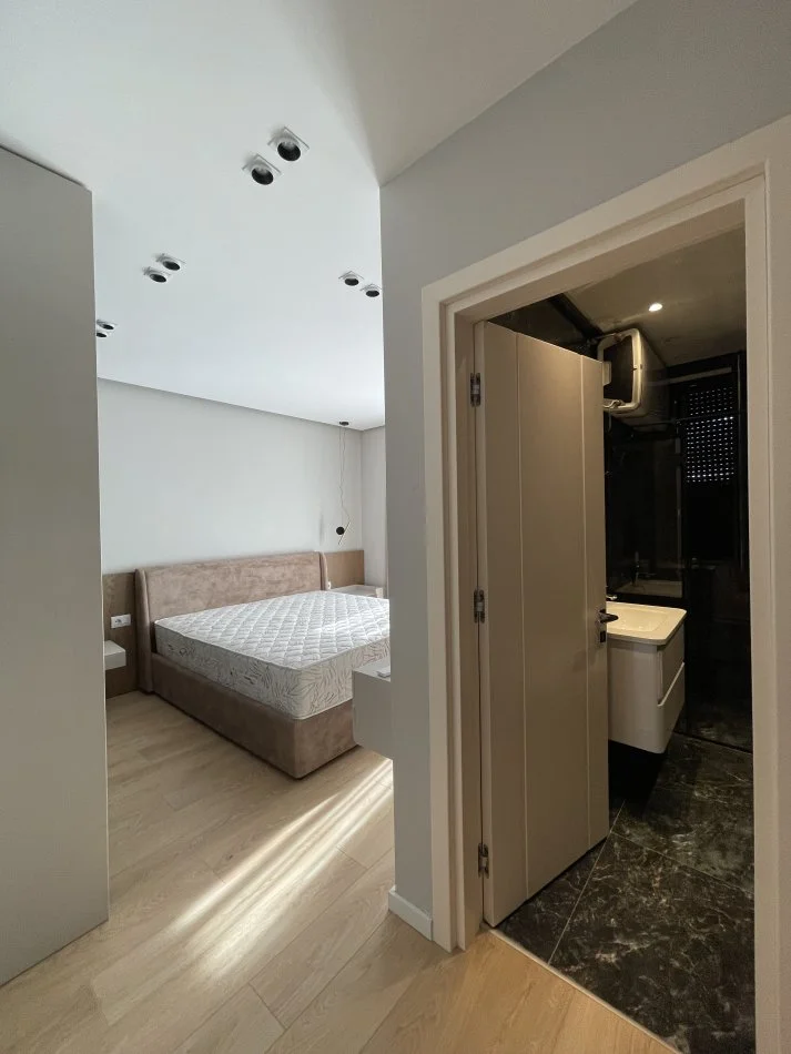 Tirane, jepet me qera apartament 2+1+Ballkon Kati 2, 120 m² 1.500 € (Liqeni i Thate)