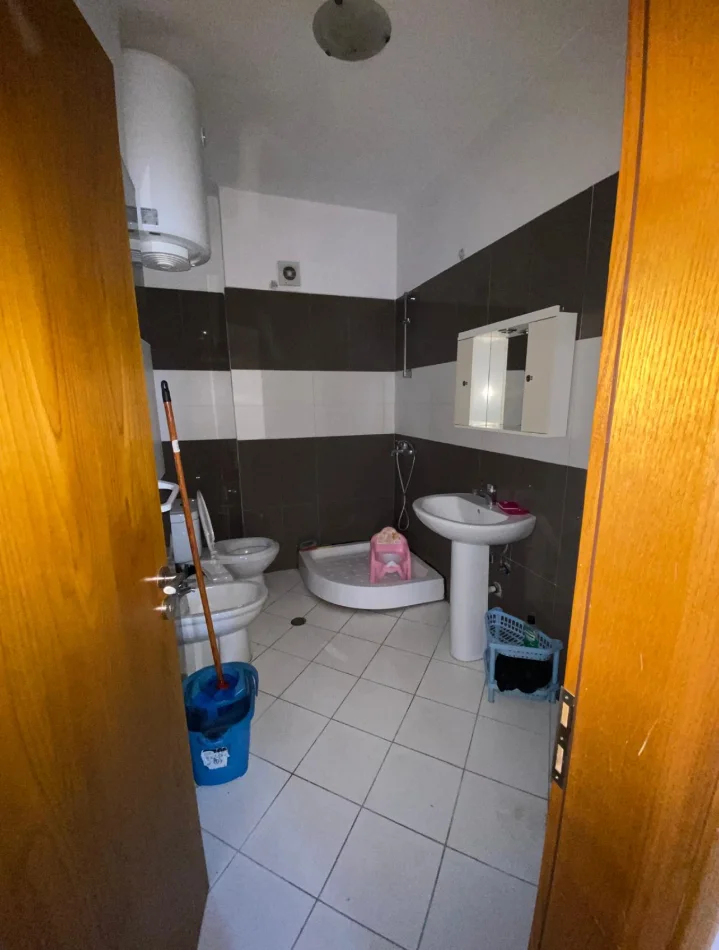 Tirane, jepet me qera apartament 2+1+Ballkon Kati 5, 95 m² 500 € (Rruga 3 Dëshmorët)