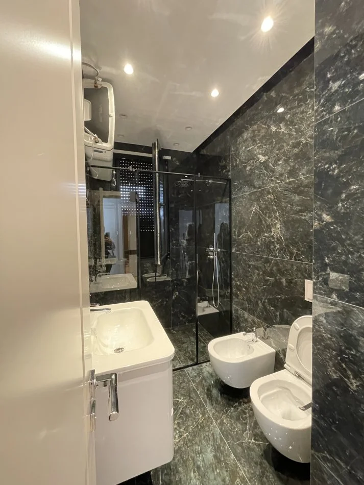 Tirane, jepet me qera apartament 2+1+Ballkon Kati 2, 120 m² 1.500 € (Liqeni i Thate)