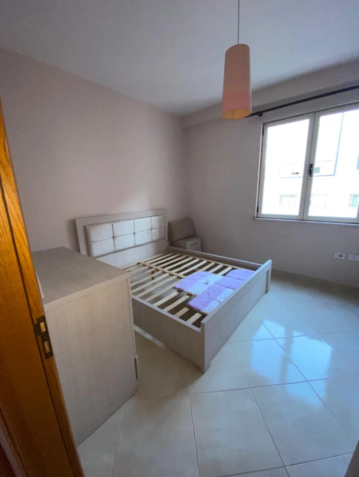Tirane, jepet me qera apartament 2+1+Ballkon Kati 5, 95 m² 500 € (Rruga 3 Dëshmorët)