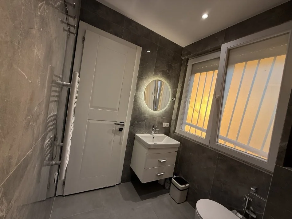 Tirane, jepet me qera apartament 2+1+Ballkon Kati 13, 112 m² 800 € (Rr. Arben Broci te kthesa e Kamzes)