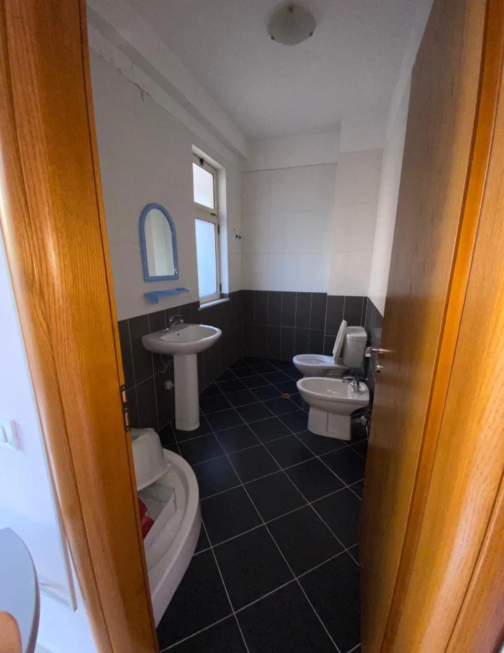 Tirane, jepet me qera apartament 2+1+Ballkon Kati 5, 95 m² 500 € (Rruga 3 Dëshmorët)