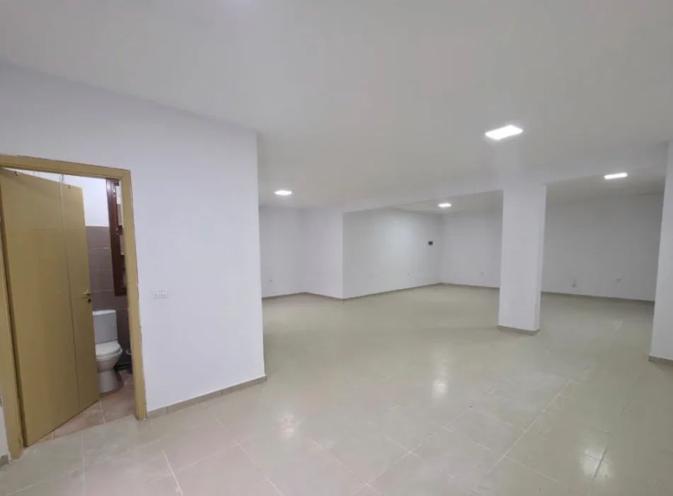 Tirane, jepet me qera ambjent biznesi Kati 0, 90 m² 800 € (Kopshti botanik)