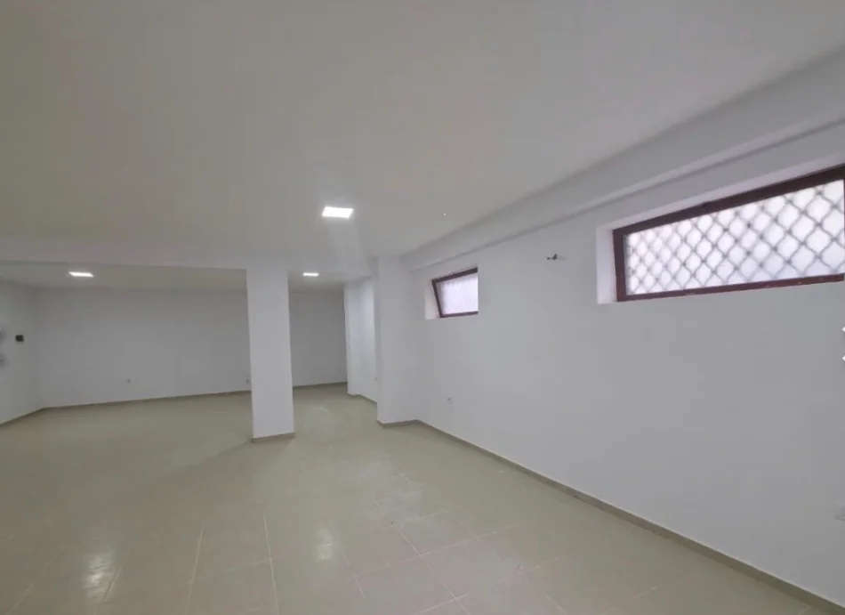 Tirane, jepet me qera ambjent biznesi Kati 0, 90 m² 800 € (Kopshti botanik)