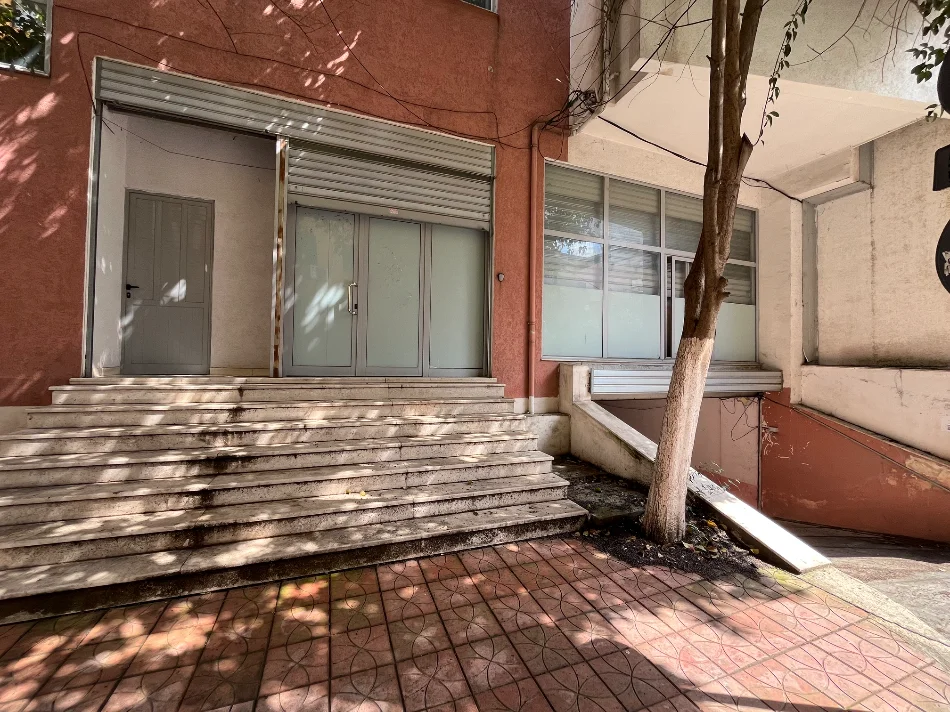 Tirane, shitet ambjent biznesi Kati 0, 116 m² 387.000 € (Rruga Rrapo Hekali)