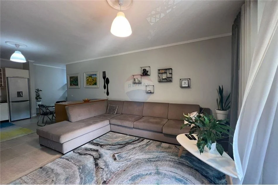 Tirane, jepet me qera apartament 2+1 Kati 3, 110 m² 900 € (Liqeni i Thate)
