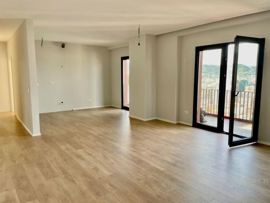 Tirane, jepet me qera apartament 2+1 Kati 17, 160 m² 2.100 € (Tirane)
