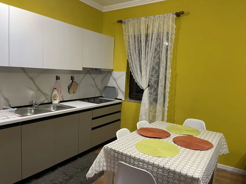 Tirane, jepet me qera apartament 2+1+Ballkon, Kati 1, 100 m² 550 € (Ferit Xhajko)