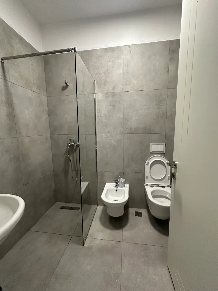 Tirane, jepet me qera apartament 2+1 Kati 3, 100 m² 650 € (Rruga 5 maji)