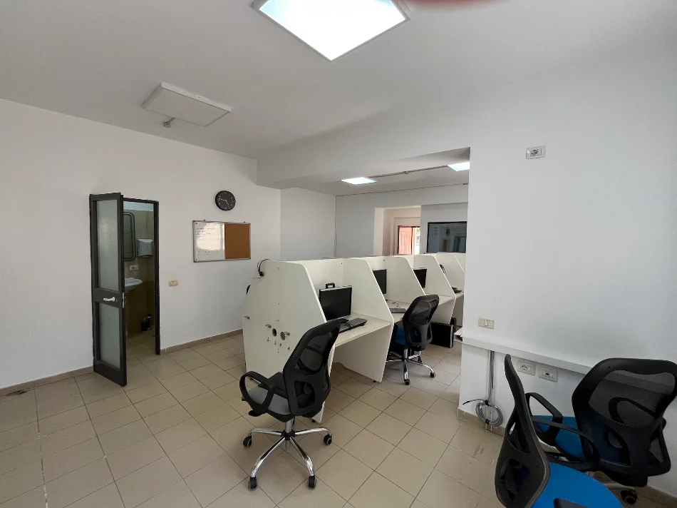 Tirane, jepet me qera zyre Kati 0, 121 m² 750 € (Sheshi Avni Rustemi)