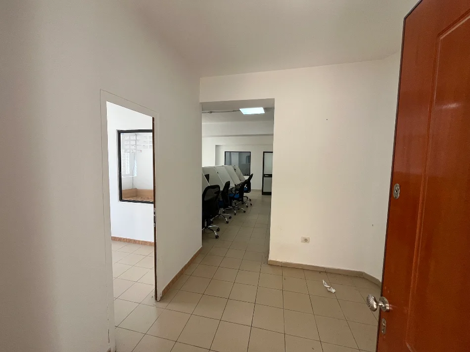 Tirane, jepet me qera zyre Kati 0, 121 m² 750 € (Sheshi Avni Rustemi)