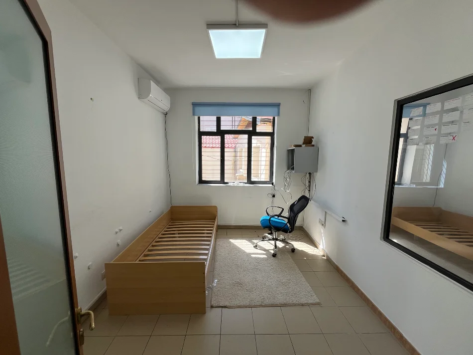 Tirane, jepet me qera zyre Kati 0, 121 m² 750 € (Sheshi Avni Rustemi)