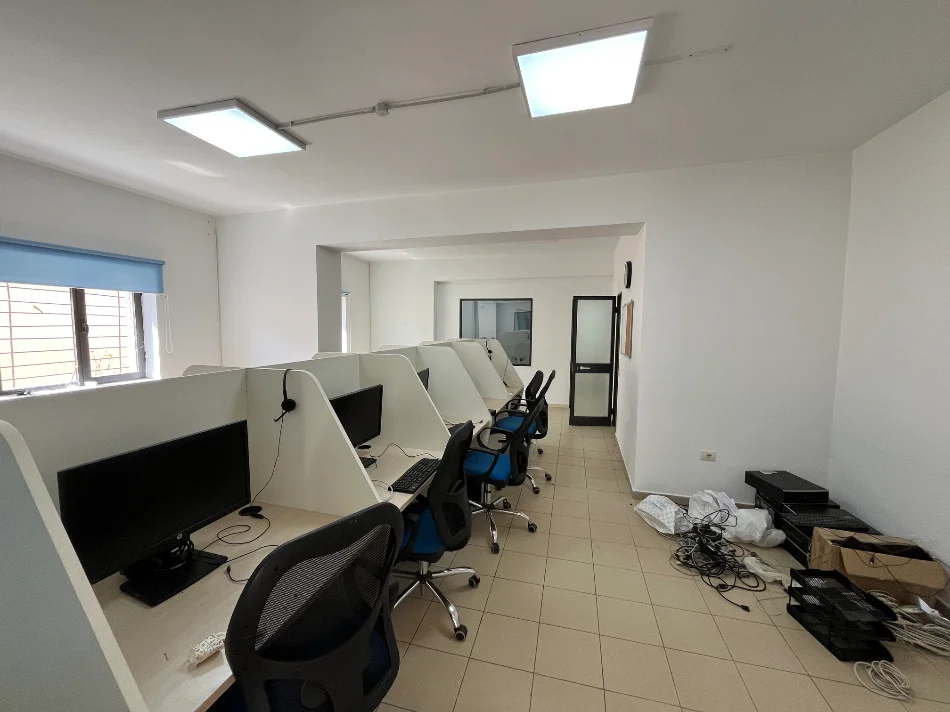 Tirane, jepet me qera zyre Kati 0, 121 m² 750 € (Sheshi Avni Rustemi)