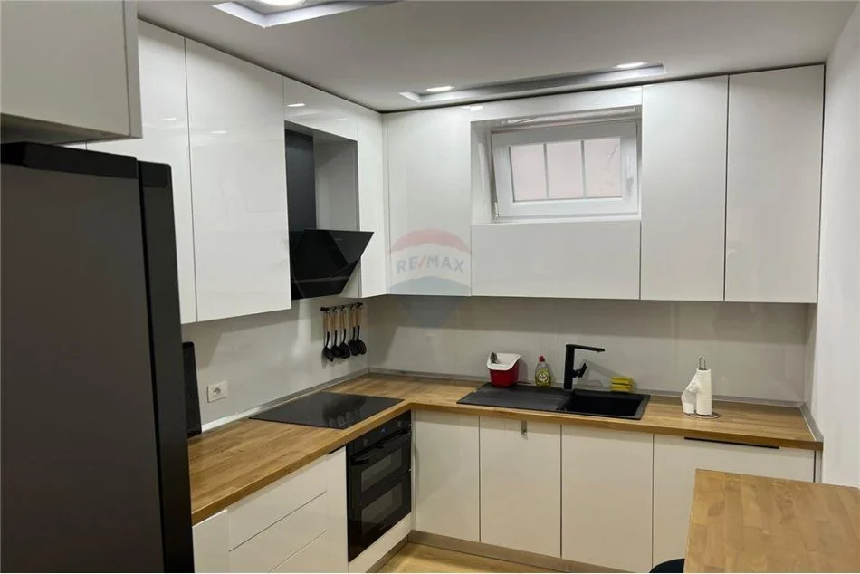 Tirane, jepet me qera apartament 2+1+Ballkon Kati 1, 190 m² 1.100 € (Liqeni i Thate)