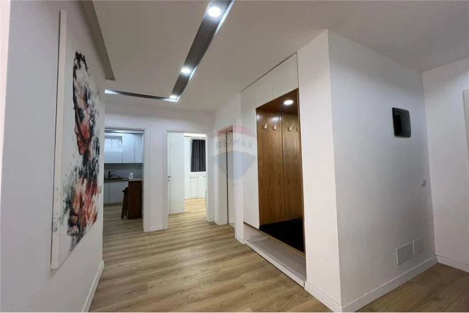 Tirane, jepet me qera apartament 2+1+Ballkon Kati 1, 190 m² 1.100 € (Liqeni i Thate)