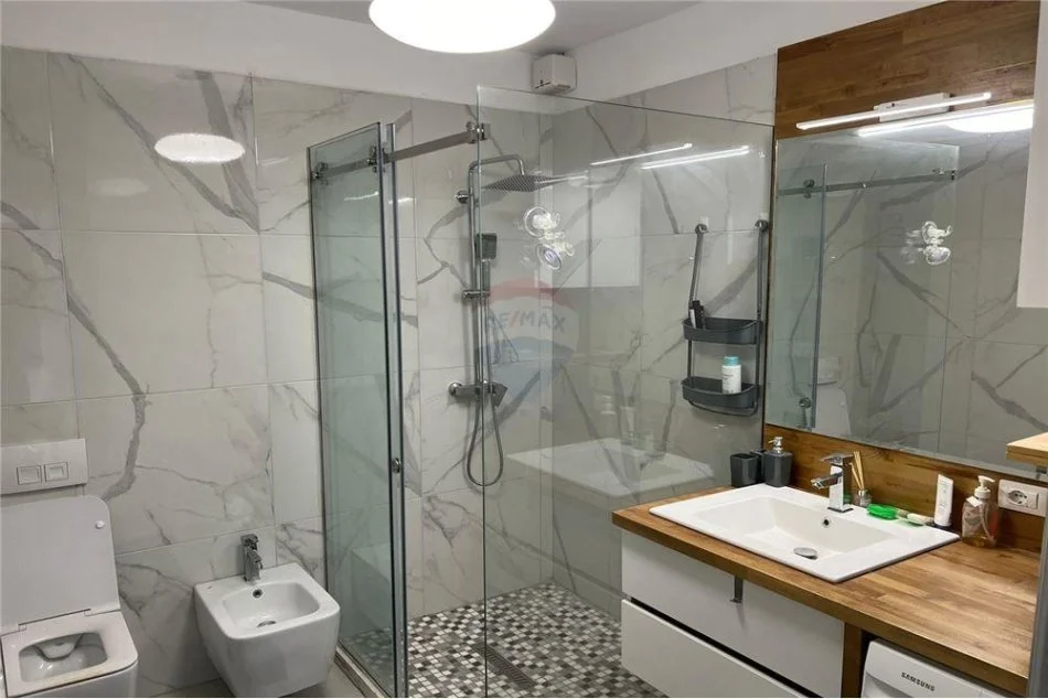 Tirane, jepet me qera apartament 2+1+Ballkon Kati 1, 190 m² 1.100 € (Liqeni i Thate)