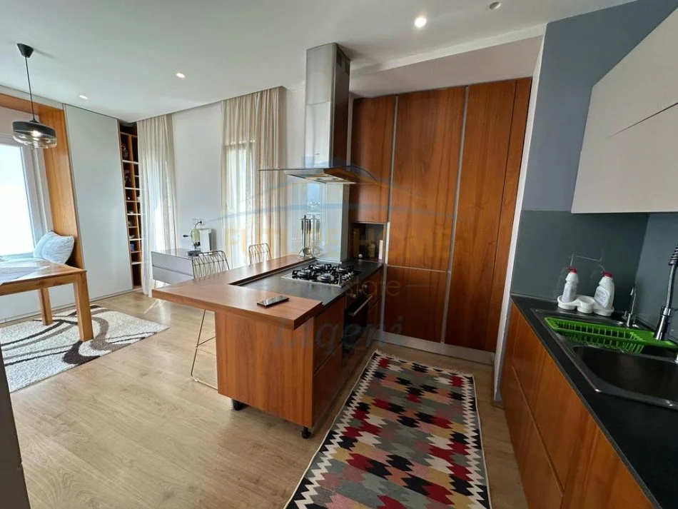 Tirane, shitet apartament 3+1+Ballkon Kati 6, 181 m² 365.000 € (Liqeni i thate)