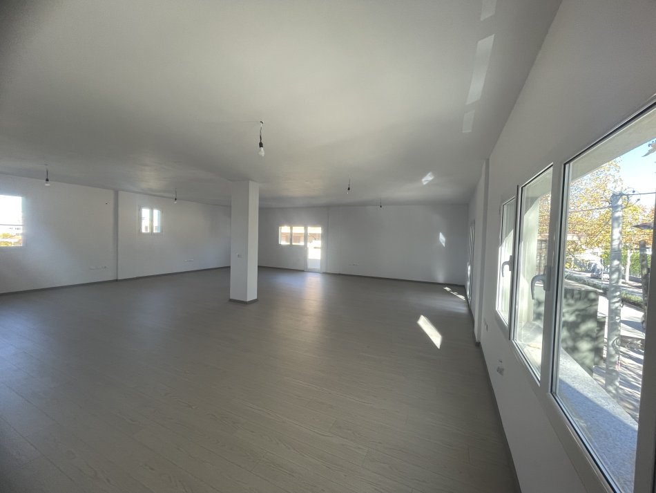 Fier, jap me qera ambjent biznesi Kati 2, 236 m² 800 € (Teodori 2 Muzaka)