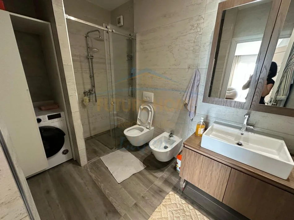 Tirane, shitet apartament 3+1+Ballkon Kati 6, 181 m² 365.000 € (Liqeni i thate)