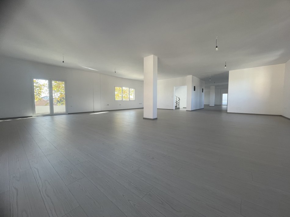 Fier, jap me qera ambjent biznesi Kati 2, 236 m² 800 € (Teodori 2 Muzaka)