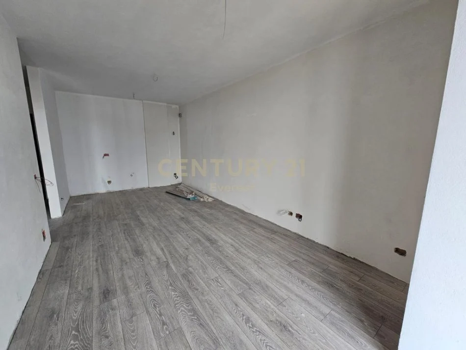 Tirane, shitet apartament 1+1 Kati 5, 75 m² 165.000 € (Mine Peza)