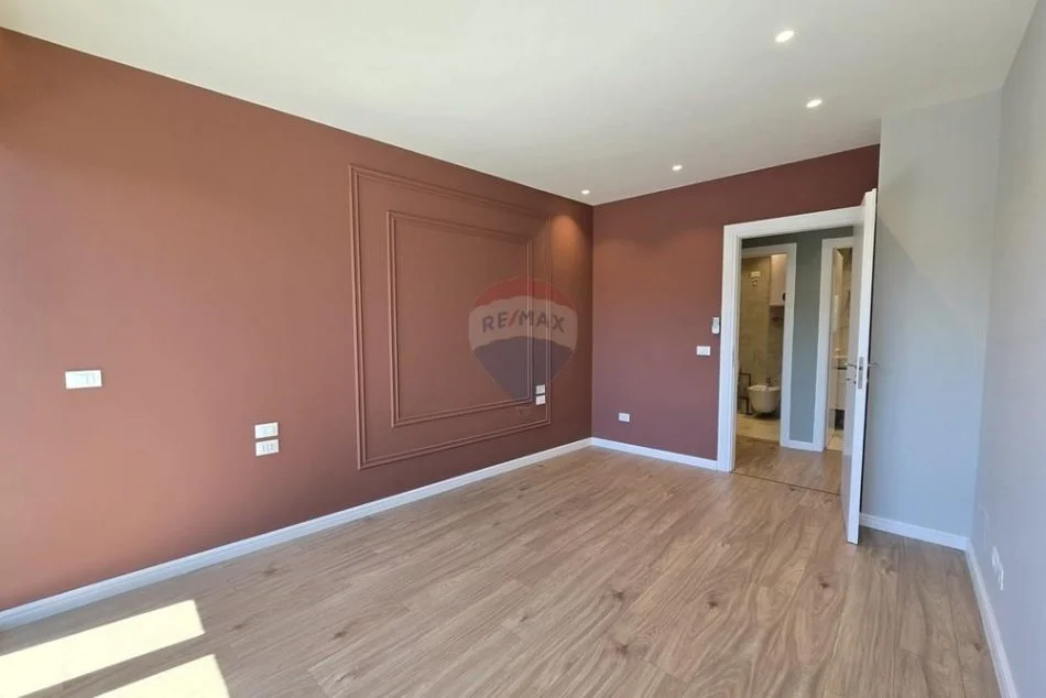 Tirane, jepet me qera zyre , 125 m² 1.600 € (Lake View Residences, Liqeni i Tiranes)