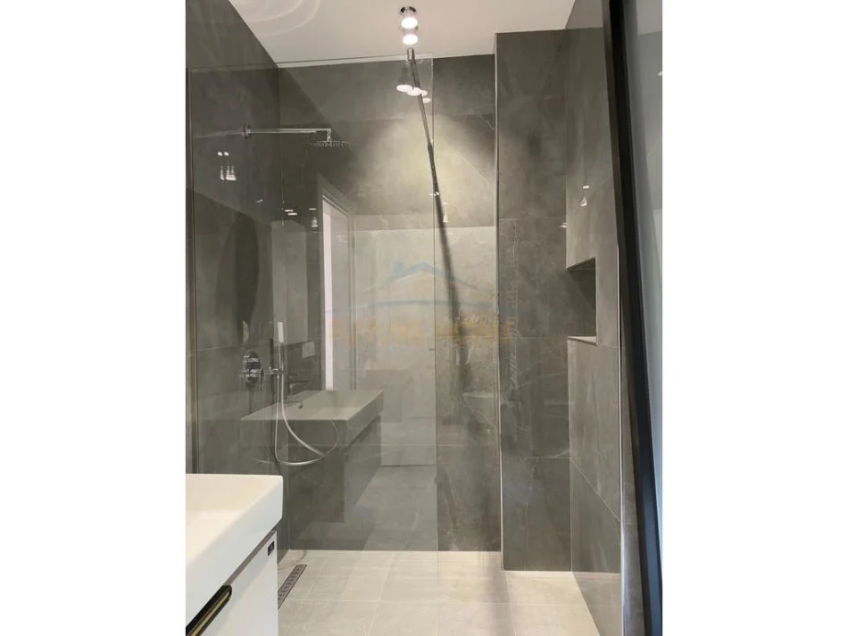 Tirane, jepet me qera Vile Kati 0, 300 m² 3.000 € 