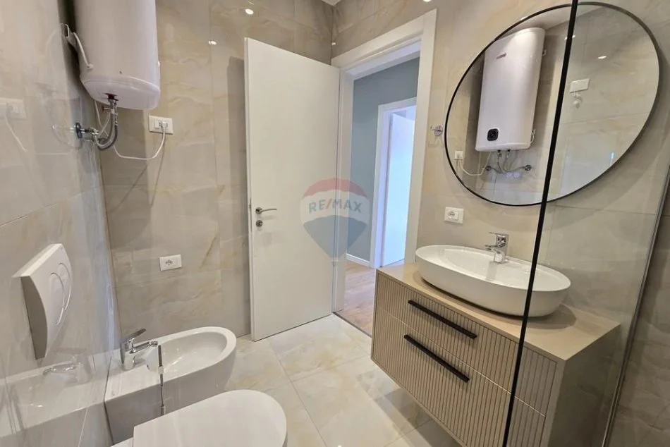 Tirane, jepet me qera zyre , 125 m² 1.600 € (Lake View Residences, Liqeni i Tiranes)