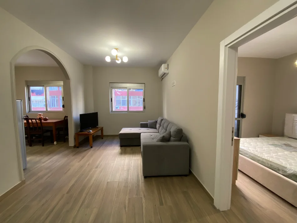 Tirane, jepet me qera apartament 1+1+Ballkon Kati 2, 67 m² 500 € (prane Vila L)
