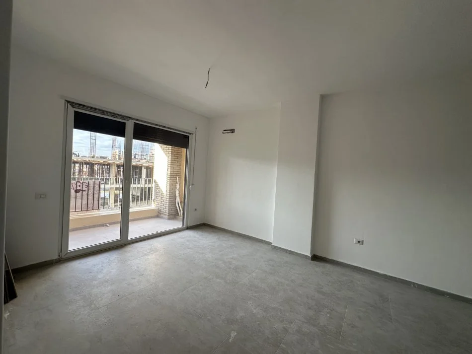Tirane, jepet me qera apartament 2+1+Ballkon Kati 2, 104 m² 500 € (Ish fusha aviacionit)