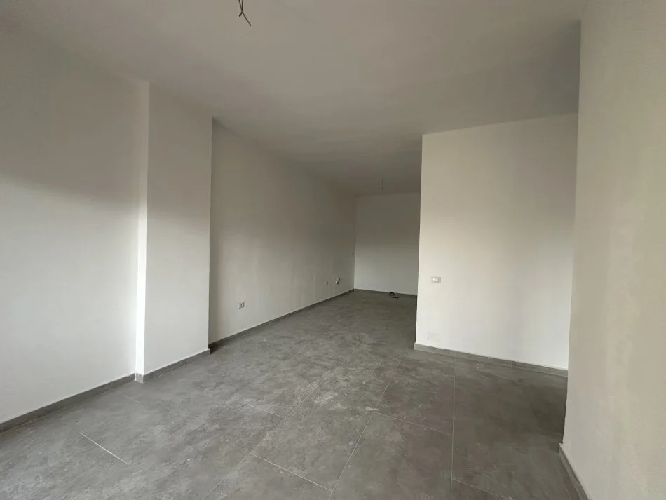 Tirane, jepet me qera apartament 2+1+Ballkon Kati 2, 104 m² 500 € (Ish fusha aviacionit)