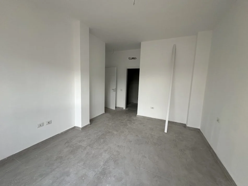 Tirane, jepet me qera apartament 2+1+Ballkon Kati 2, 104 m² 500 € (Ish fusha aviacionit)