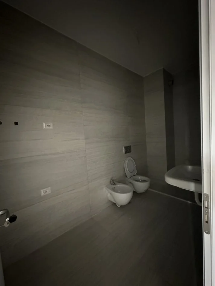 Tirane, jepet me qera apartament 2+1+Ballkon Kati 2, 104 m² 500 € (Ish fusha aviacionit)