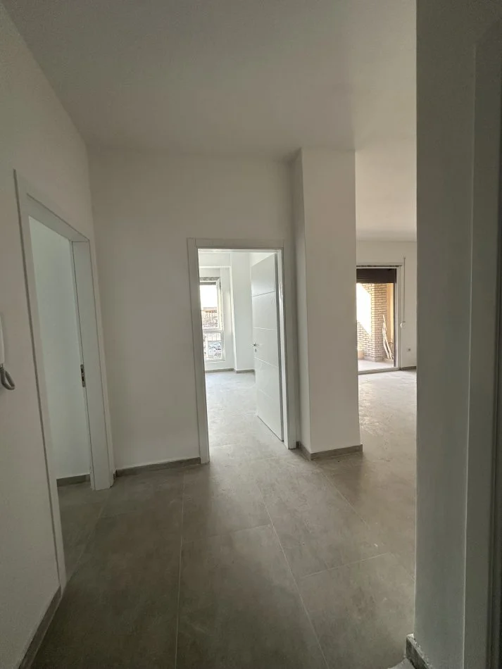 Tirane, jepet me qera apartament 2+1+Ballkon Kati 2, 104 m² 500 € (Ish fusha aviacionit)
