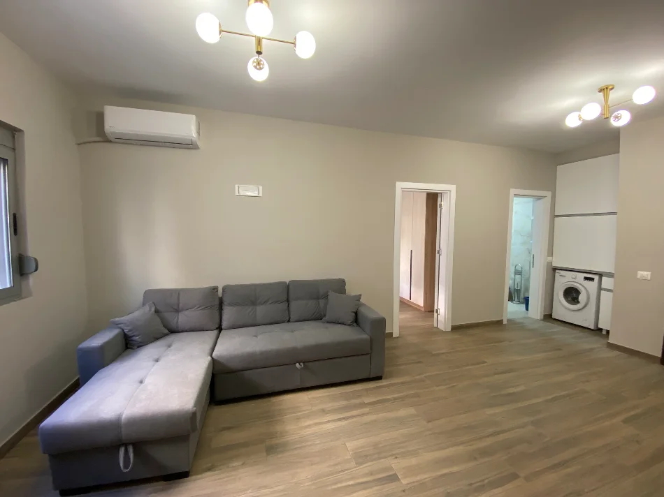 Tirane, jepet me qera apartament 1+1+Ballkon Kati 2, 67 m² 500 € (prane Vila L)