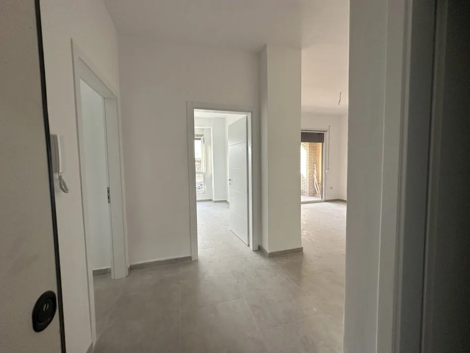 Tirane, jepet me qera apartament 2+1+Ballkon Kati 2, 104 m² 500 € (Ish fusha aviacionit)