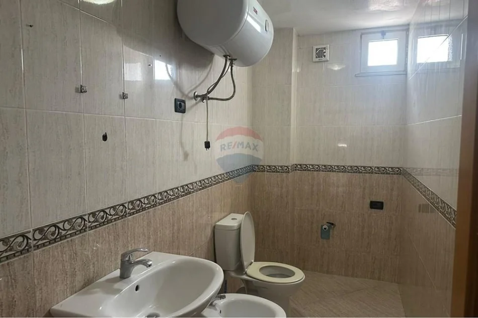 Tirane, jepet me qera 2+1 , 136 m² 700 € (Pazari i Ri)