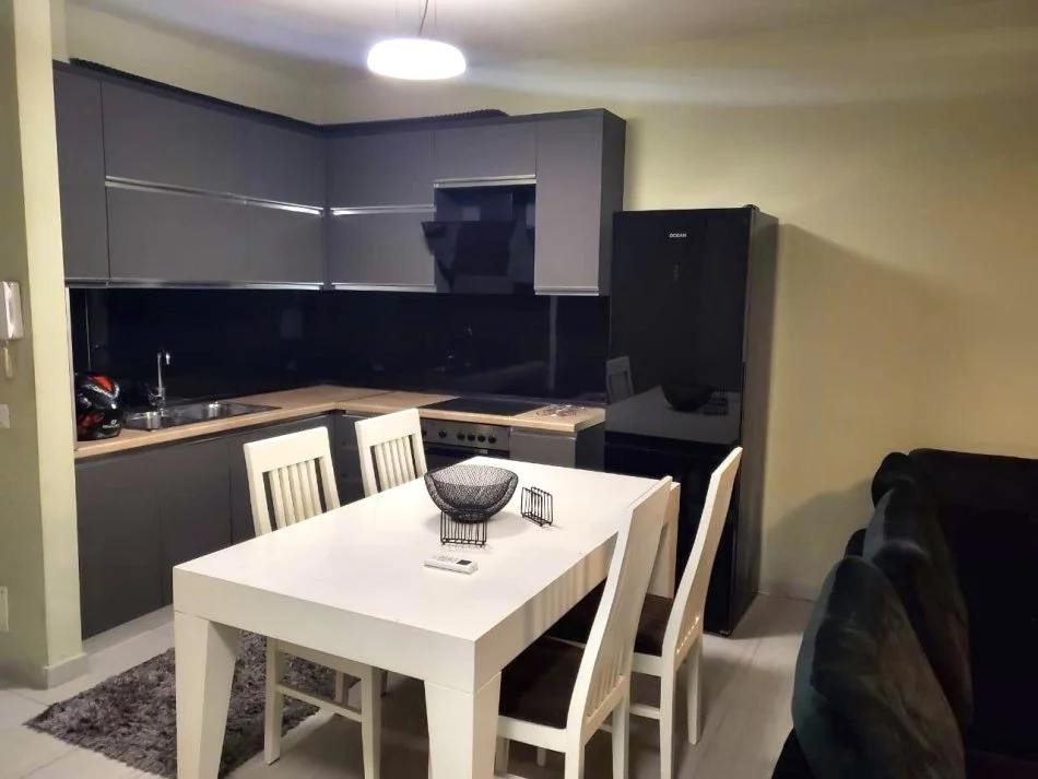Tirane, jepet me qera apartament 2+1 , 110 m² 900 € (Stadiumi dinamo)