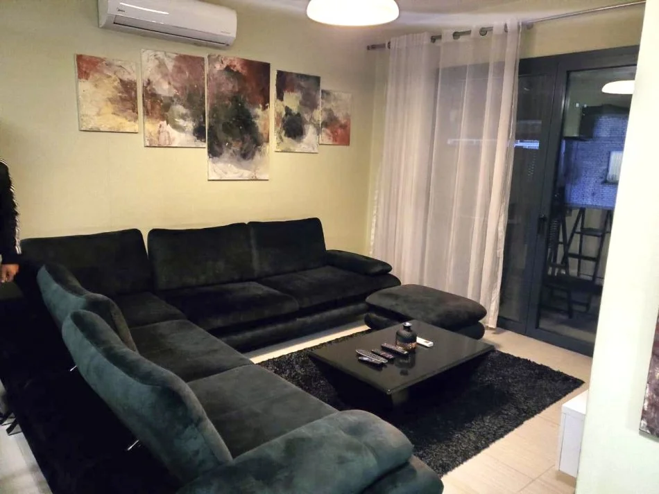 Tirane, jepet me qera apartament 2+1 , 110 m² 900 € (Stadiumi dinamo)