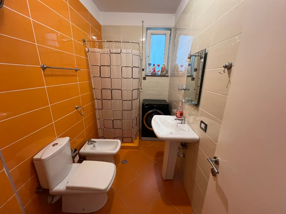 Tirane, jepet me qera apartament 1+1+Ballkon Kati 0, 71 m² 500 € (Kopshti botanik)