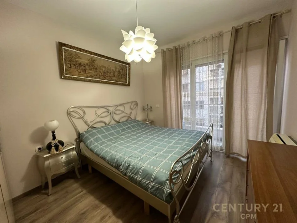 Tirane, jepet me qera apartament 2+1 Kati 4, 95 m² 800 € (Rr. Kosovareve)