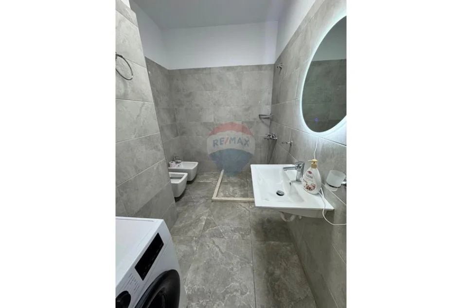 Tirane, jepet me qera 1+1 , 67 m² 550 € (Yzberisht)