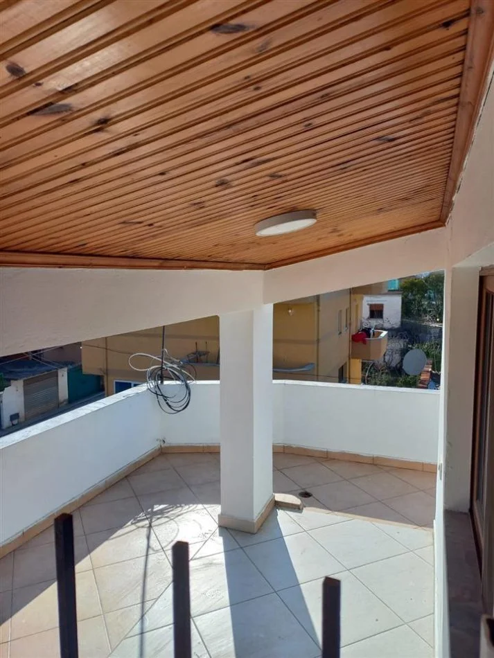 Tirane, jepet me qera shtepi 2+1+Ballkon Kati 3, 93 m² 400 € (Laprake , Spitali Ushtarak)