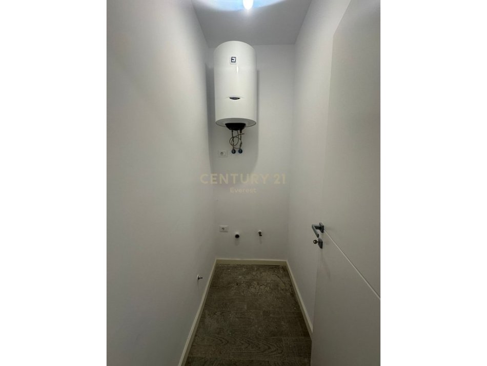 Tirane, jepet me qera zyre Kati 1, 133 m² 700 € (Laprake)