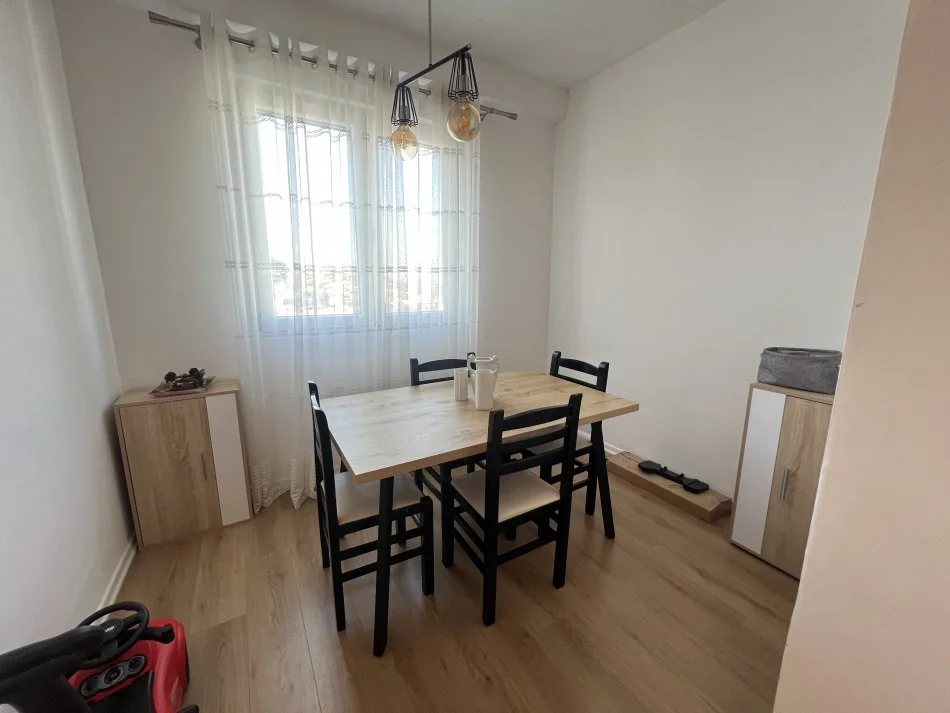Apartament me qera  2+1+Ballkon ne Yzverisht,Grand Galeri.