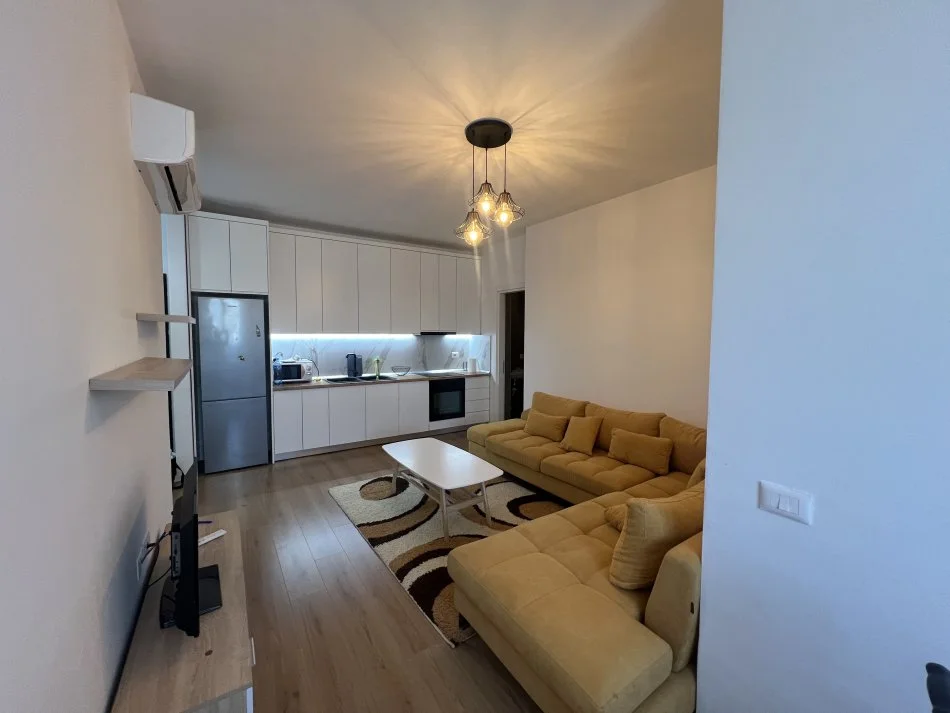 Apartament me qera  2+1+Ballkon ne Yzverisht,Grand Galeri.