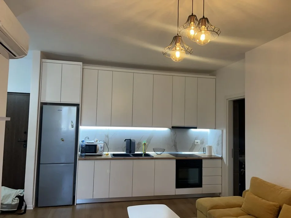 Apartament me qera  2+1+Ballkon ne Yzverisht,Grand Galeri.