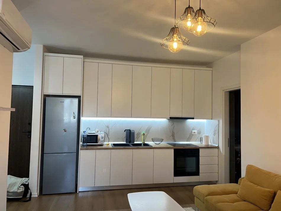 Apartament me qera  2+1+Ballkon ne Yzverisht,Grand Galeri.